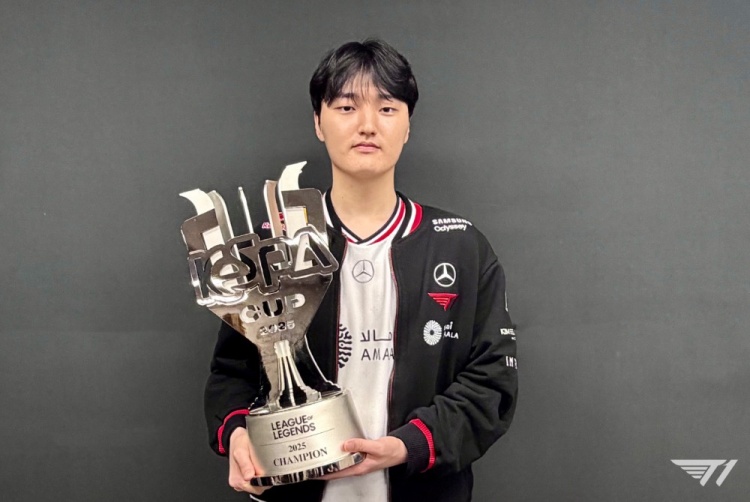 T1分享赛后选手合影：我们是KeSPA CUP 2025 冠军～!