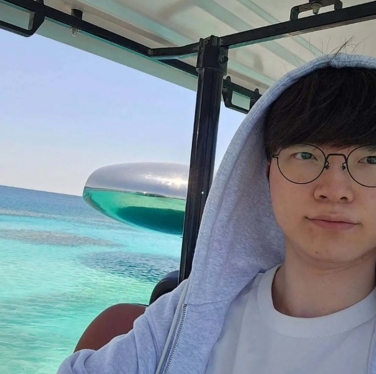 Faker社媒分享2025历程照片：Goodbye，2025！