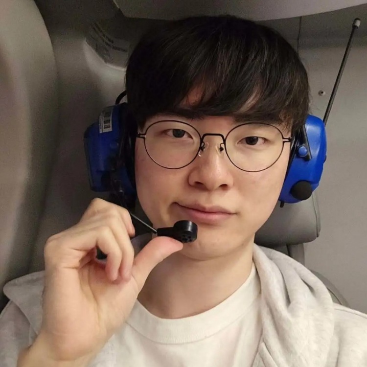 Faker社媒分享2025历程照片：Goodbye，2025！