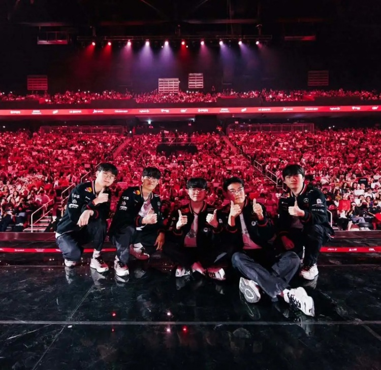 Faker社媒分享2025历程照片：Goodbye，2025！